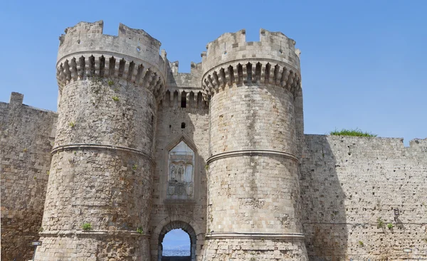 Algemeen beeld en bezienswaardigheden van de middeleeuwse stad en kasteel van Rhodos eiland in Griekenland — Stockfoto