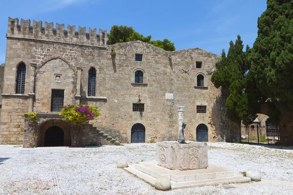 Vista geral e marcos da cidade medieval e castelo da ilha de Rodes, na Grécia — Fotografia de Stock