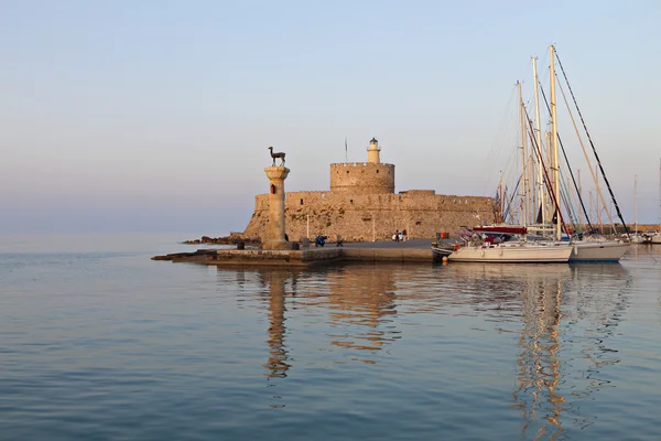 Vista general y monumentos de la ciudad medieval y el castillo de la isla de Rodas en Grecia — Foto de Stock