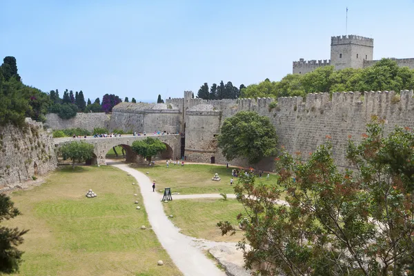 Widok ogólny i zabytki średniowieczne miasto i zamek Rodos wyspa w Grecji — Zdjęcie stockowe