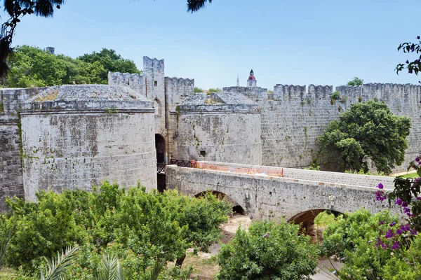 Algemeen beeld en bezienswaardigheden van de middeleeuwse stad en kasteel van Rhodos eiland in Griekenland — Stockfoto