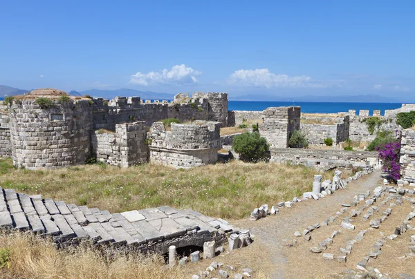 O castelo dos cavaleiros e fragmentos antigos da ilha de Kos, na Grécia — Fotografia de Stock