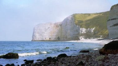 Cliffs etretat yakınındaki plajda