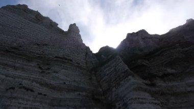 Deniz sis ile sarp uçurumlar