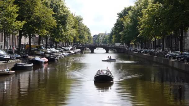 Canal de Amsterdam con puente — Vídeos de Stock