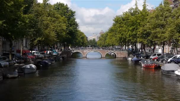 Canale di Amsterdam con ponte , — Video Stock