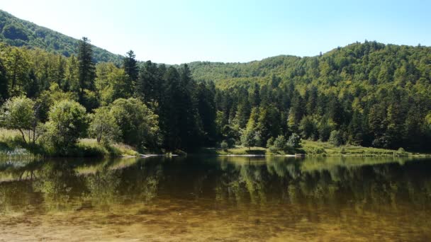 Lago y montañas — Vídeos de Stock