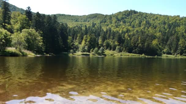 Lac clair et montagnes 