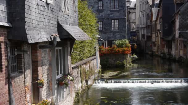 Río en la vieja calle en Pont Audemer Francia — Vídeo de stock