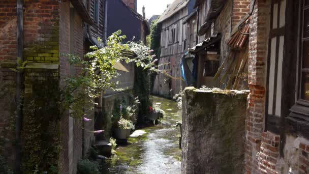 Kleine oude straat in pont audemer Frankrijk — Stockvideo