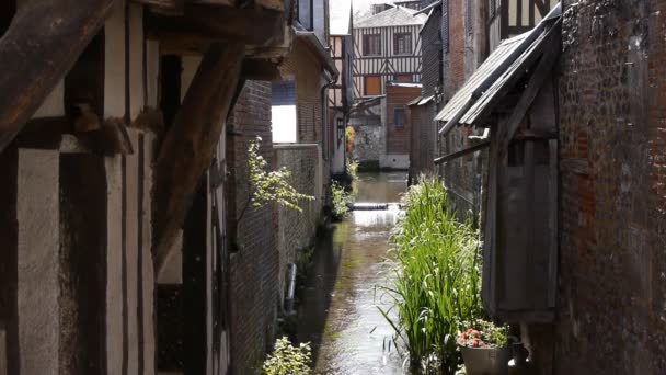 Vintage huizen in pont audemer Frankrijk — Stockvideo