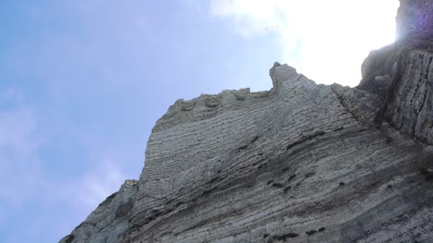 Gökyüzünün önünde dik kayalıklarla — Stok video