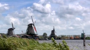 Hollandalı Rüzgar değirmenleri de zaanse Schans'a Panoraması