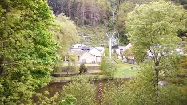 Stol lift krydser træer og vand – Stock-video