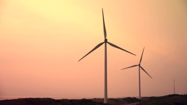 Větrná turbína při západu slunce — Stock video