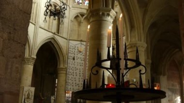 Kilise koridorunda ışıklı mumlar