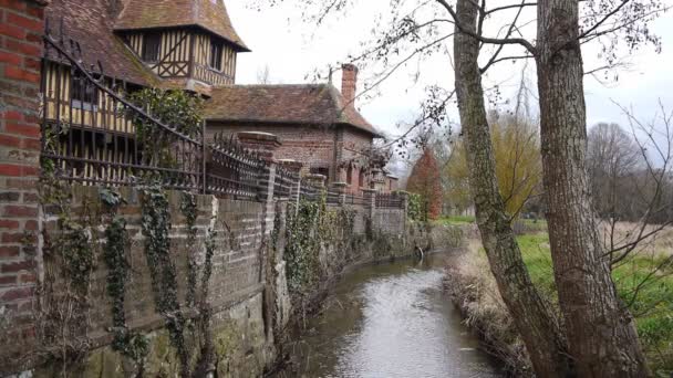 Casa antigua en Beuvron en Auge, Francia — Vídeo de stock