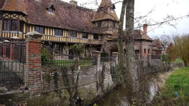 Casa antigua y río en Beuvron en Auge, Francia — Vídeo de stock