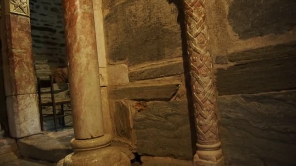 Interior de un antiguo priorato. Prieure de Serrabonne, Francia — Vídeo de stock