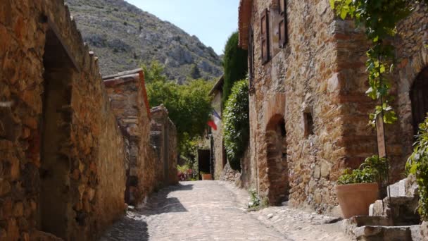 Castelnou，在法国南部美丽的村庄的街 — 图库视频影像
