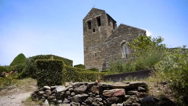 Gamla tornet av ett kloster. Prieure de serrabonne, Frankrike — Stockvideo