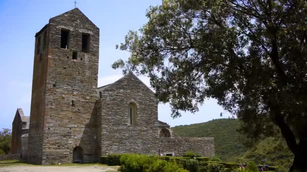 Velho priorado. Prieure de Serrabonne, França — Vídeo de Stock