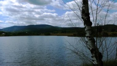 Göl, ağaçlar ve dağlar morvan, Fransa