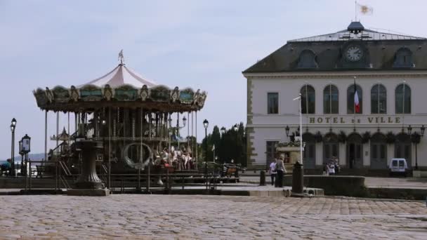 Carrusel giratorio en el puerto de Honfleur, Francia — Vídeos de Stock