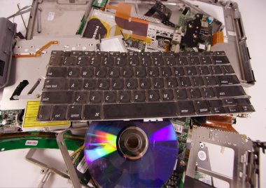 kırık laptop