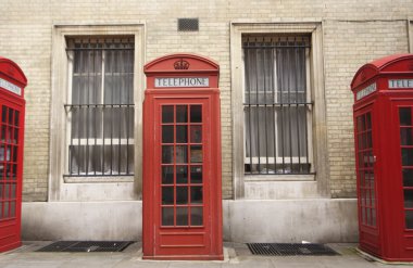 kırmızı telefon kutuları
