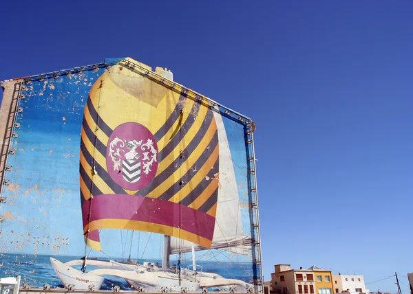 Duży billboard z jachtu na ścianie — Zdjęcie stockowe