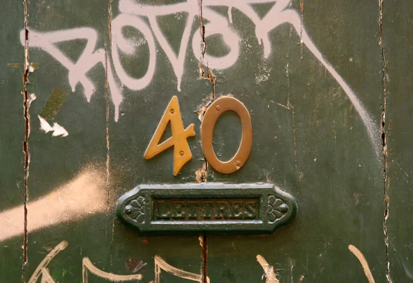 Porta de madeira velha coberta de graffiti — Fotografia de Stock