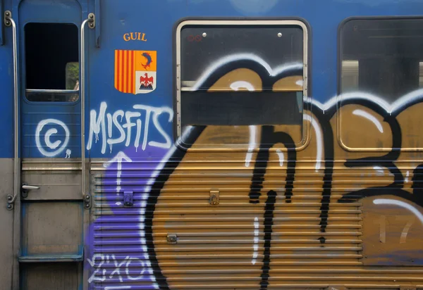 Primer plano de un tren rociado con grafitis —  Fotos de Stock