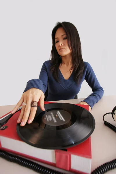 日本女人和音乐播放器 — 图库照片