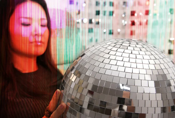 Mujer japonesa sostiene glitterball — Foto de Stock