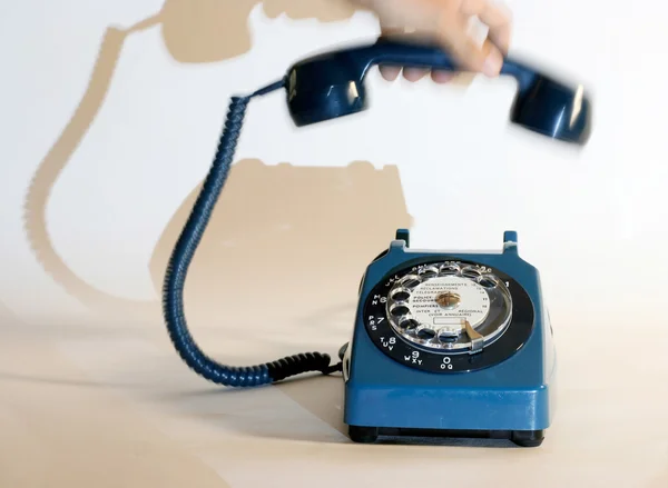 Mano sosteniendo teléfono — Foto de Stock