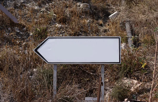 Direção da estrada em branco — Fotografia de Stock