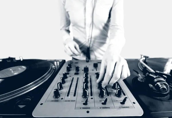 Obrázek černobílý polotón funky DJ ženská — Stock fotografie
