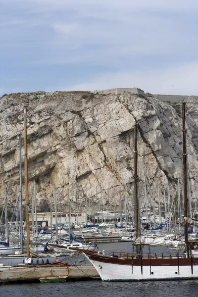 Yates y barcos en un puerto — Foto de Stock