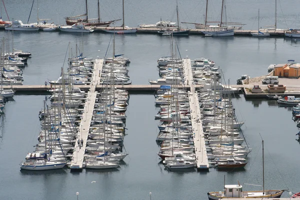 Iates e barcos em um porto — Fotografia de Stock