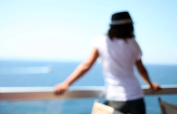 Woman looking out to sea — Stock Photo, Image