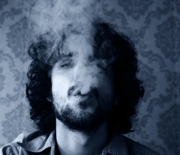 Homem fumando — Fotografia de Stock