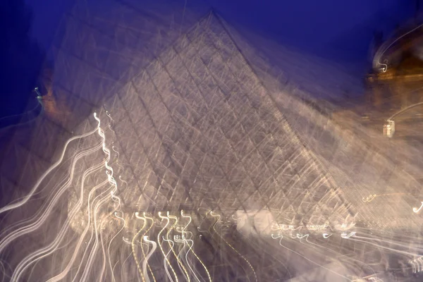 Lamellenpyramide leuchtet in der Nacht — Stockfoto