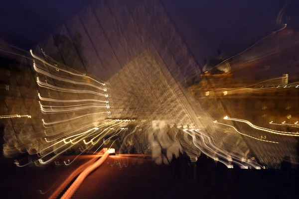 Pirámide del Louvre brilla por la noche — Foto de Stock