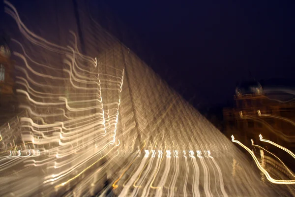 Louvre piramit gece parlar — Stok fotoğraf