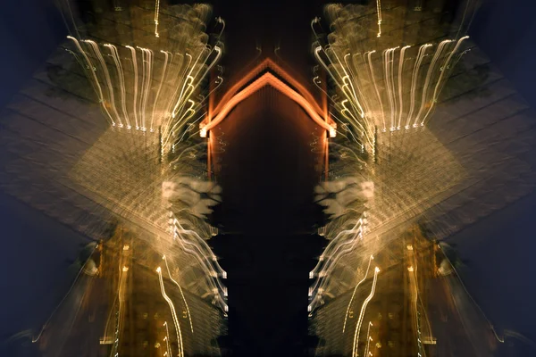 Pyramide du Louvre brille la nuit — Photo