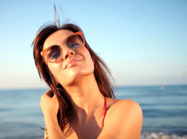 Frau am Strand — Stockfoto