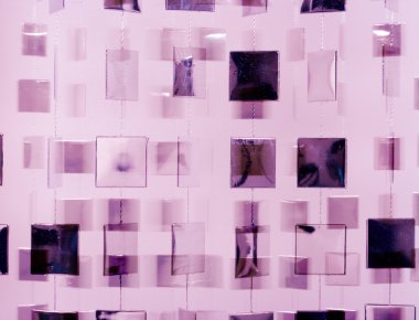 Yansıtılmış asılı kareler