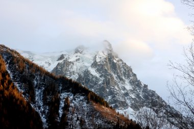 mar bajo la puesta del sol y las nubes