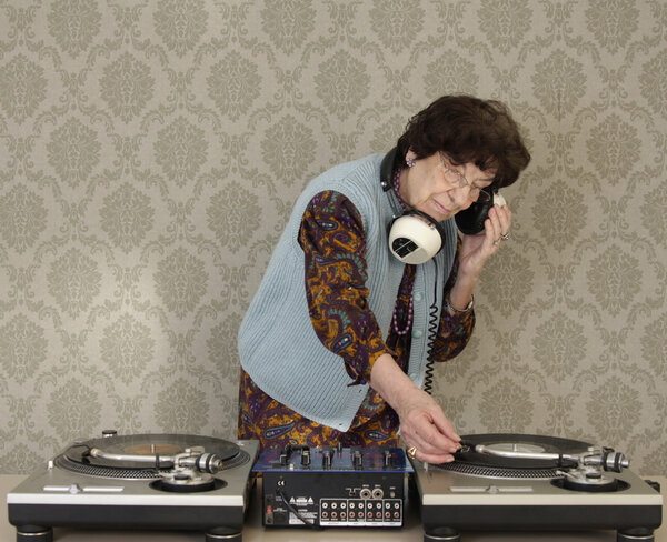 Abuelita dj — Foto de Stock